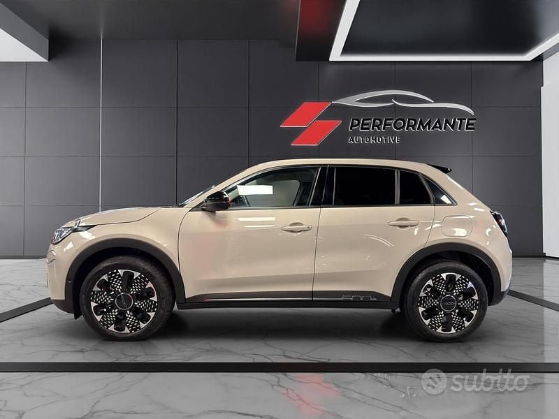 Usata Fiat 600 La Prima 145 CV (106 kW) 2025 Marrone SUV