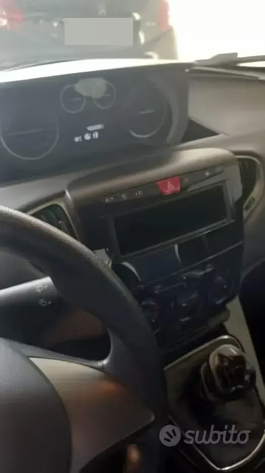 Usata Lancia Ypsilon 69 CV (50 kW) 2015 Grigio Utilitaria