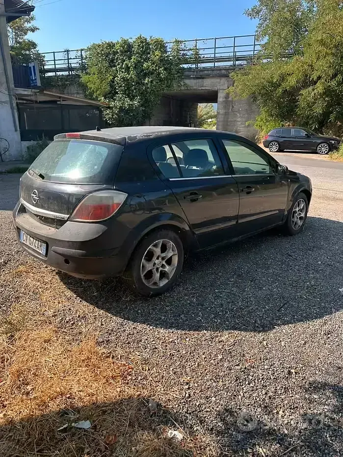 Usata Opel Astra 150 CV (110 kW) 2005 Nero Berlina