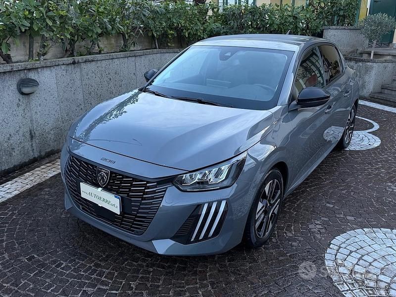 Usata Peugeot 208 Allure 101 CV (74 kW) 2025 Nero Utilitaria