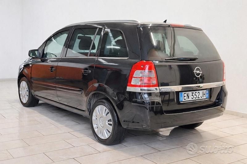 Usata Opel Zafira 150 CV (110 kW) 2012 Nero Monovolume
