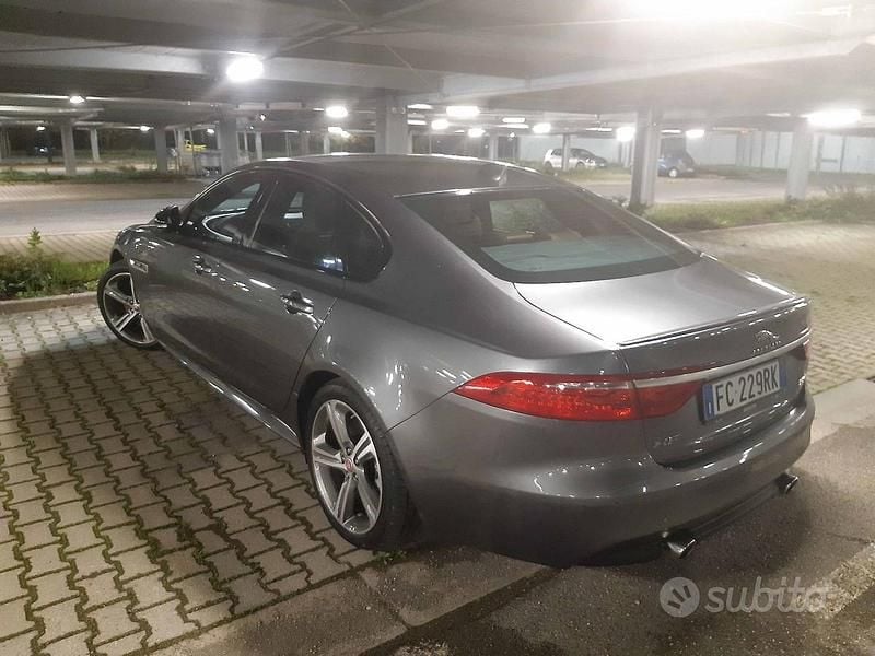 Usata Jaguar XF R-Sport 300 CV (220 kW) 2016 Grigio Berlina