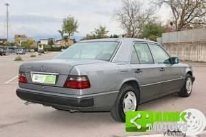 Usata Mercedes E200 Elegance 136 CV (100 kW) 1994 Argento pastello Berlina