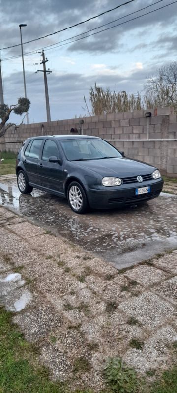 Grigio Usata 2003 VW Golf IV Tre volumi | 5000 € - Immagine 1/4