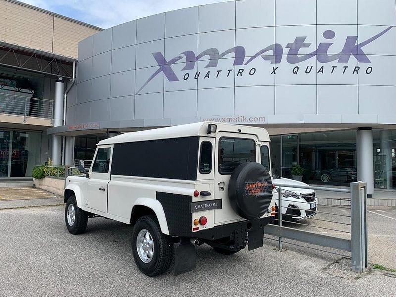 Usata Land Rover Defender 122 CV (89 kW) 2010 Bianco pastello SUV