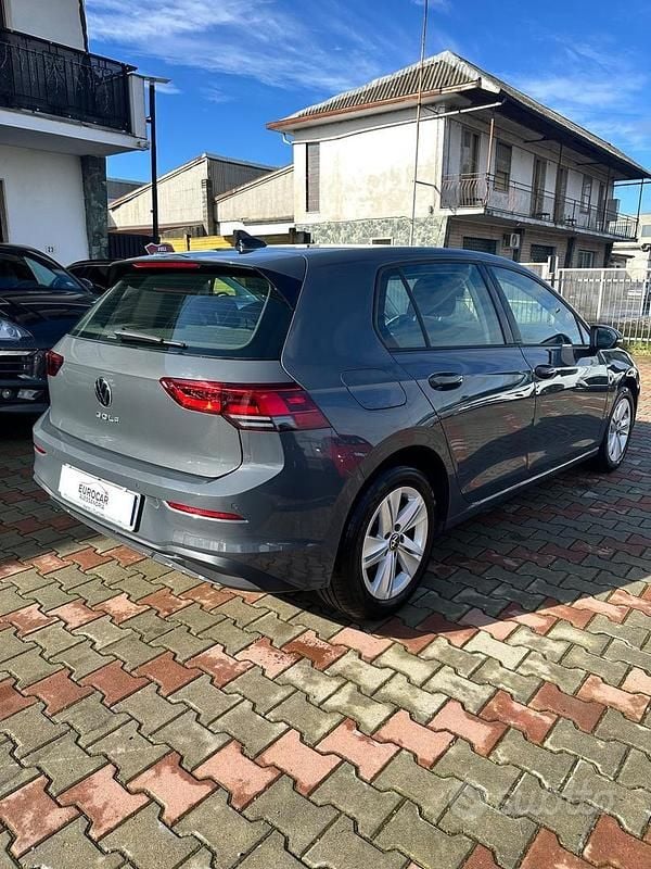 Usata VW Golf VIII Life 116 CV (85 kW) 2024 Grigio Berlina