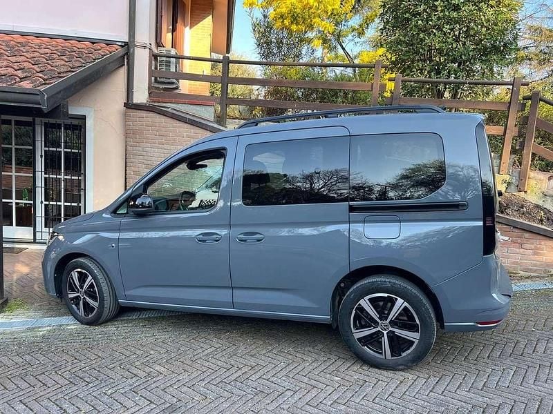 Usata VW Caddy Style 122 CV (89 kW) 2023 Blu/azzurro Monovolume