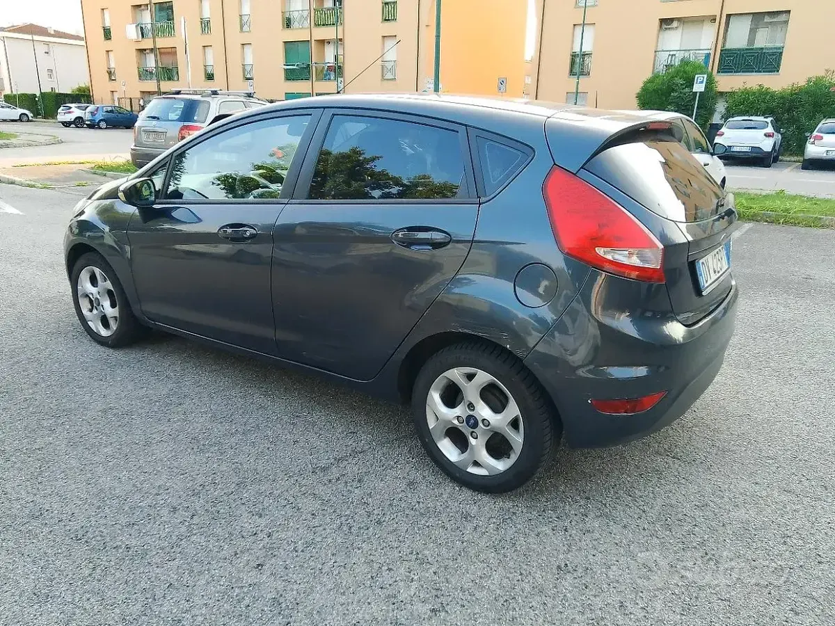 Usata Ford Fiesta Titanium 82 CV (60 kW) 2009 Grigio Berlina
