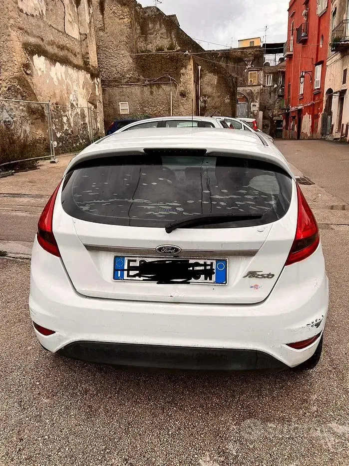 Usata Ford Fiesta 82 CV (60 kW) 2013 Bianco Utilitaria
