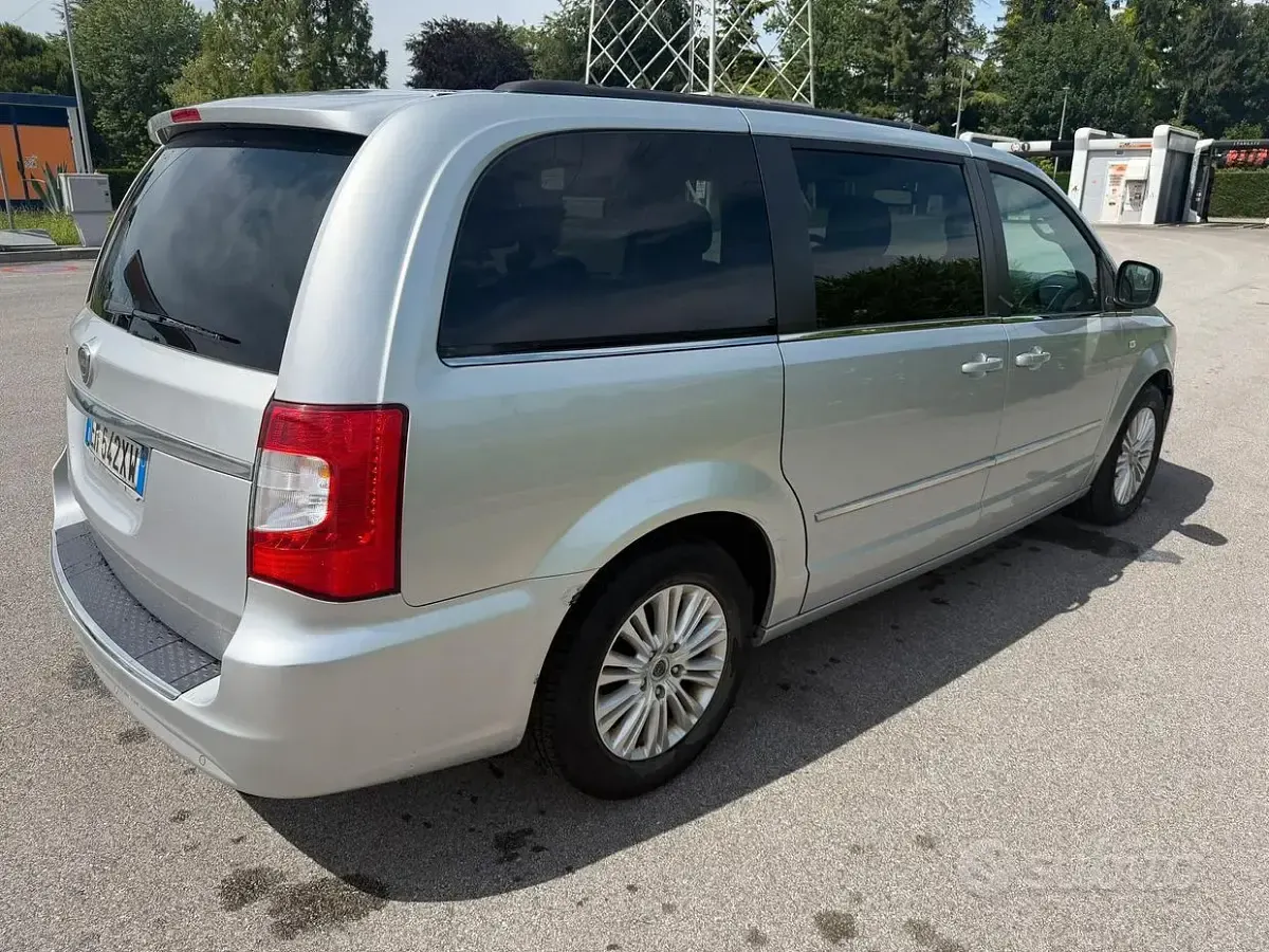 Usata Lancia Voyager Gold 163 CV (119 kW) 2012 Grigio Monovolume