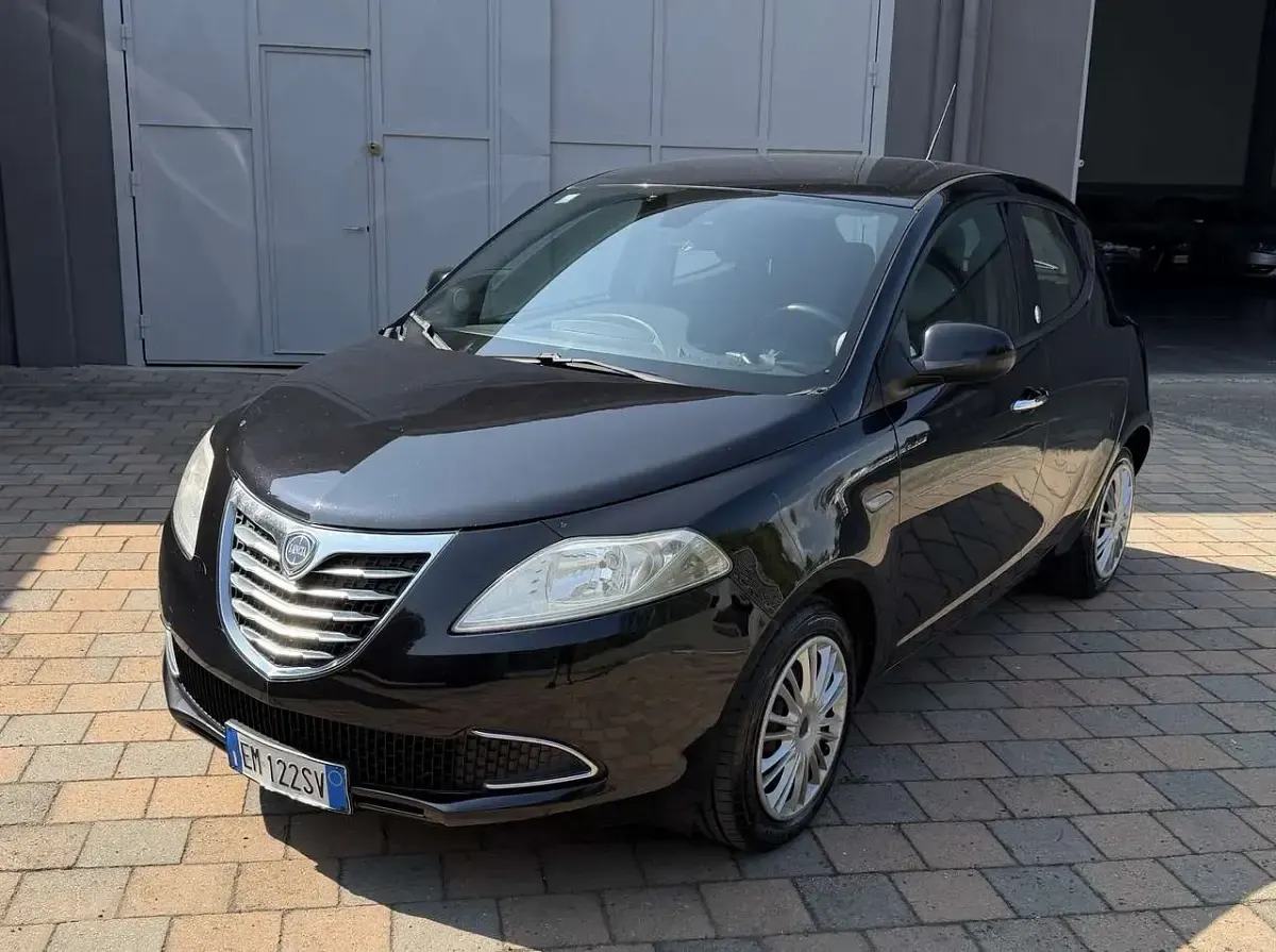 Usata Lancia Ypsilon 69 CV (50 kW) 2012 Nero Utilitaria