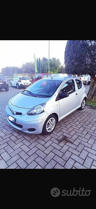 Usata Toyota Aygo 60 CV (44 kW) 2011 Grigio Utilitaria