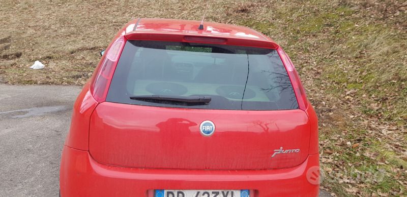 Rosso Usata 2008 Fiat Grande Punto Sport Due volumi | 2800 € (Cara) - Immagine 1/4