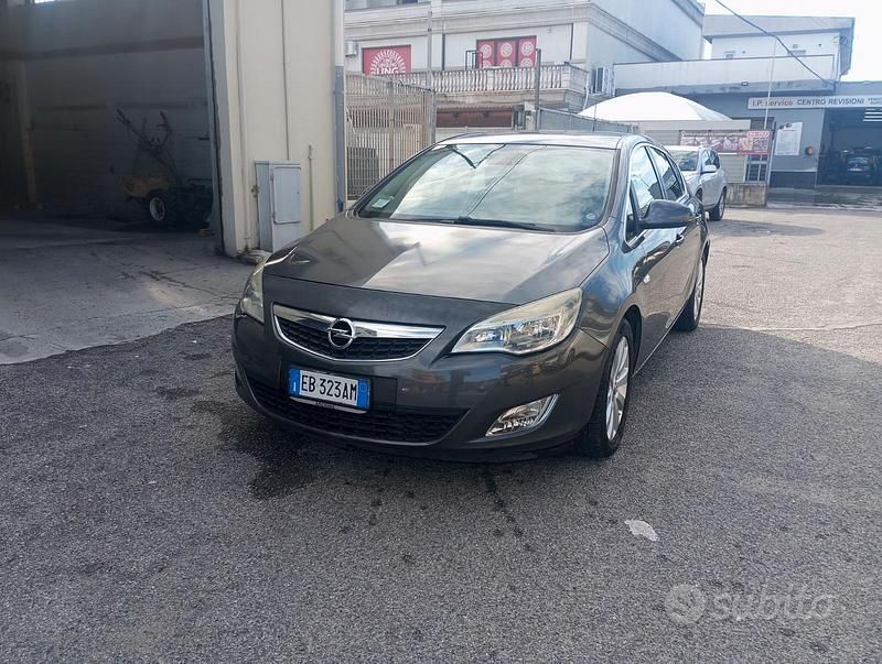 Usata Opel Astra Cosmo 110 CV (80 kW) 2010 Grigio Berlina