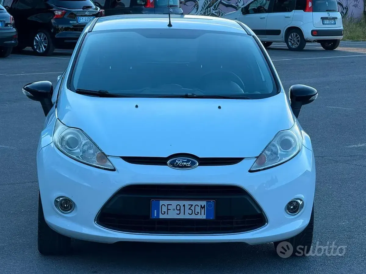Usata Ford Fiesta Titanium 68 CV (50 kW) 2010 Bianco Berlina