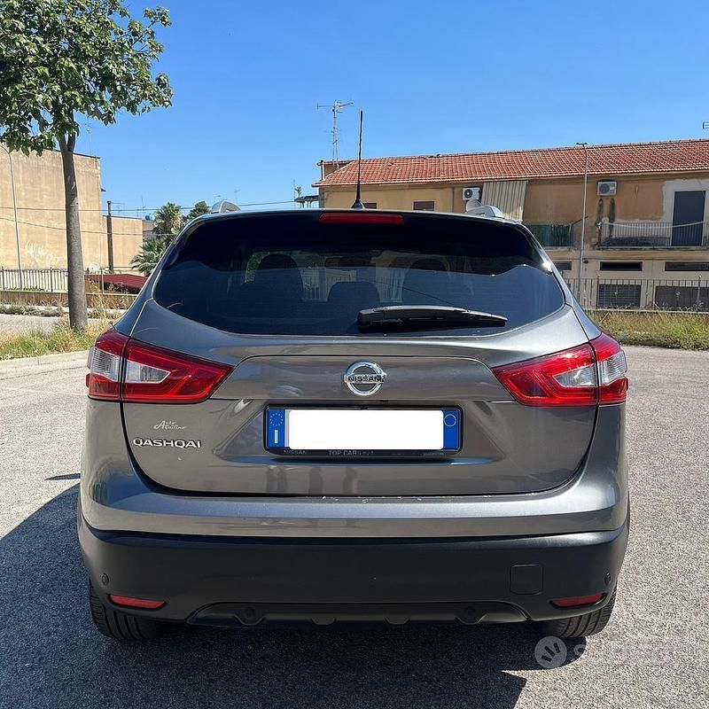 Grigio Usata 2015 Nissan Qashqai SUV | 13.499 € (Molto cara) - Immagine 1/4