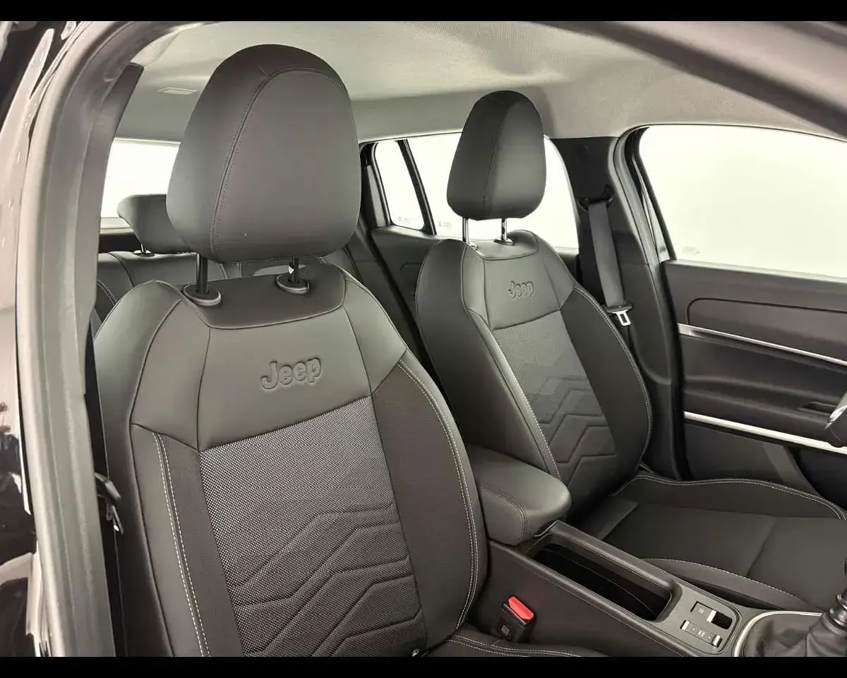 Usata Jeep Avenger Altitude 101 CV (74 kW) 2025 Volcano SUV