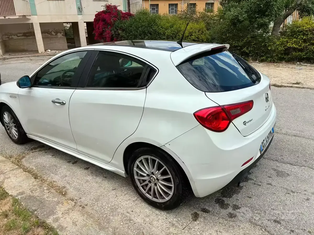 Usata Alfa Romeo Giulietta Distinctive 120 CV (88 kW) 2011 Bianco Utilitaria