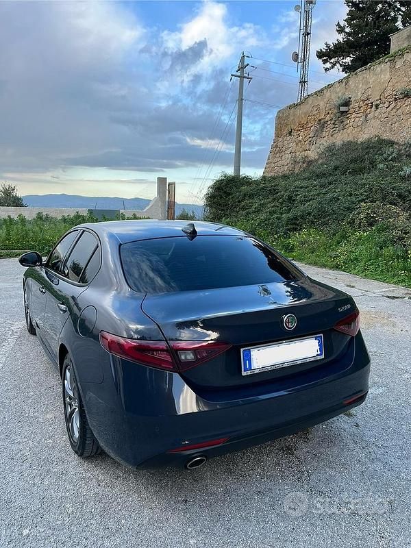 Usata Alfa Romeo Giulia Super 150 CV (110 kW) 2018 Blu Berlina