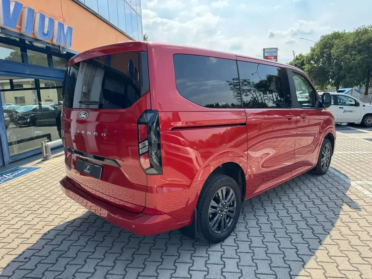 Usata Ford Tourneo Custom 150 CV (110 kW) 2024 Rosso metalizzato Furgone