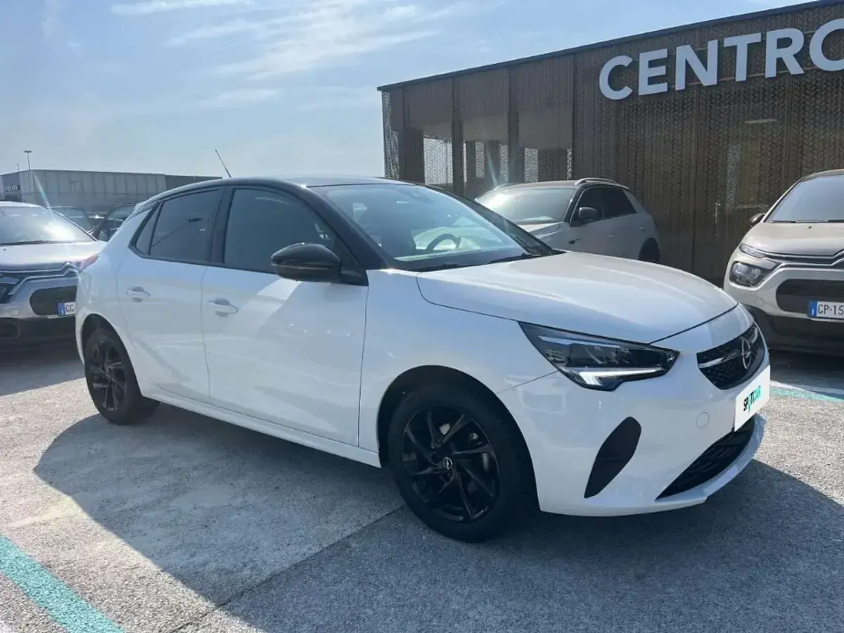 Usata Opel Corsa Design & Tech 75 CV (55 kW) 2023 Bianco/tetto nero Utilitaria