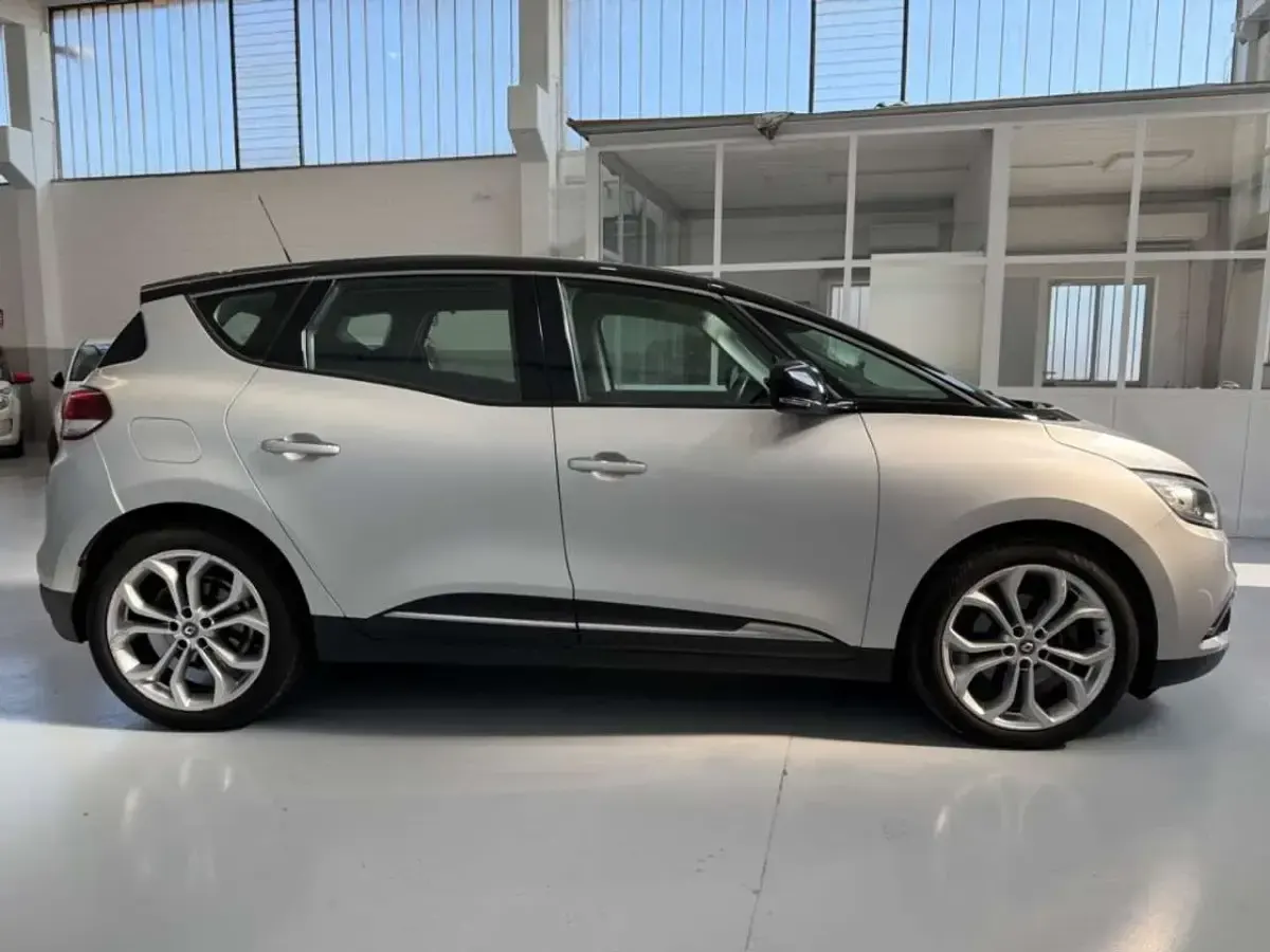 Usata Renault Scénic 120 CV (88 kW) 2019 Argento Monovolume