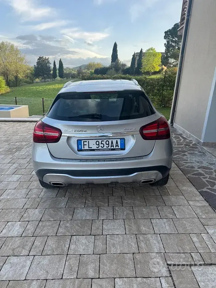 Usata Mercedes GLA200 136 CV (100 kW) 2017 Grigio SUV