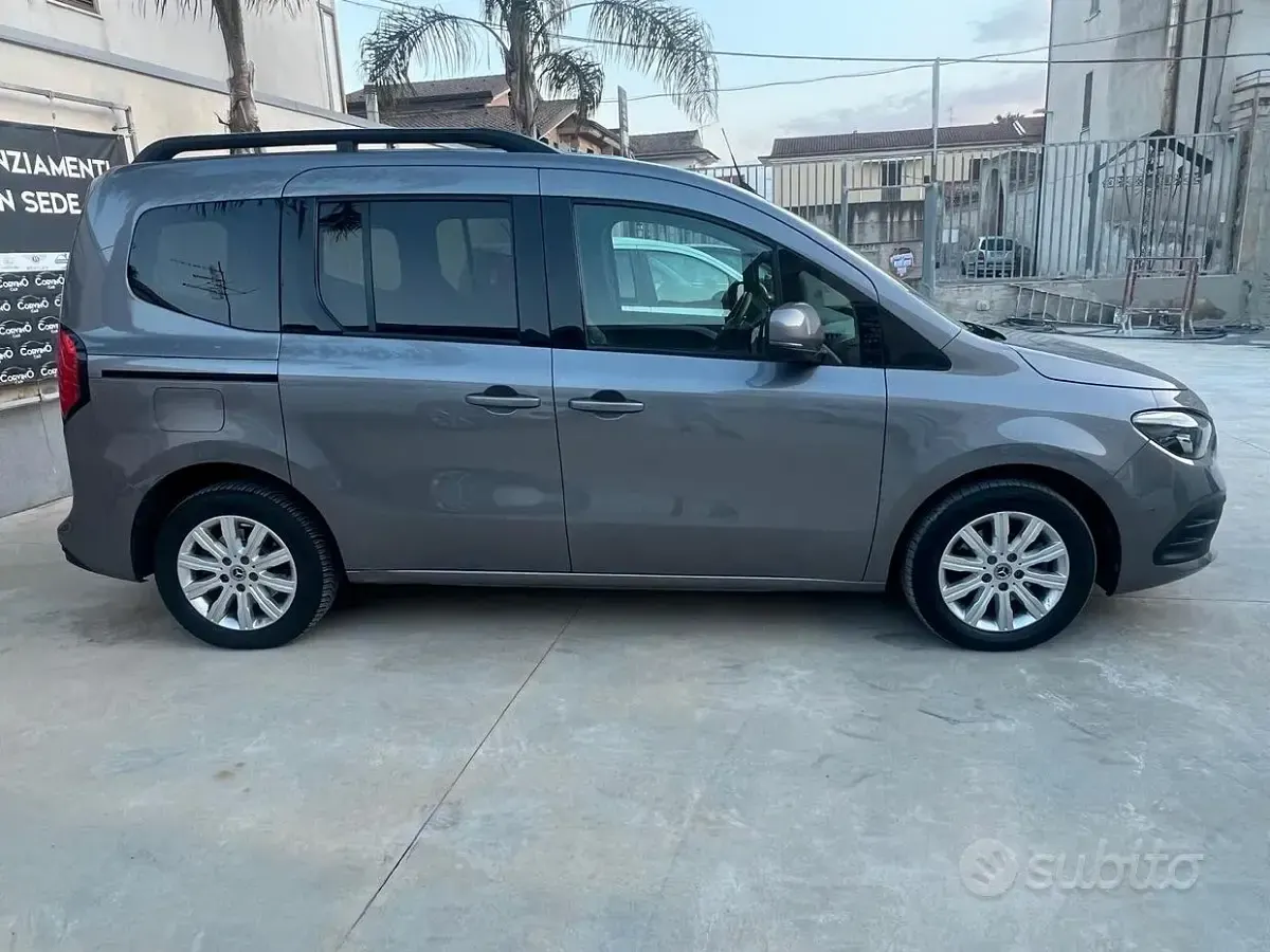 Usata Mercedes T180 Premium 116 CV (85 kW) 2023 Grigio Monovolume