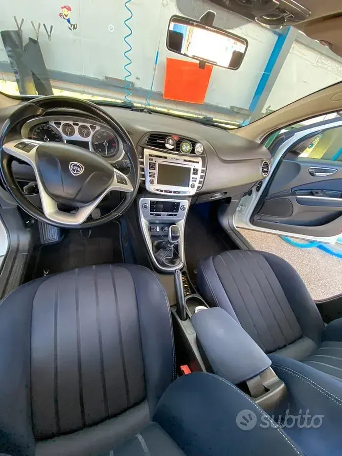 Usata Lancia Delta Silver 130 CV (95 kW) 2014 Bianco Utilitaria