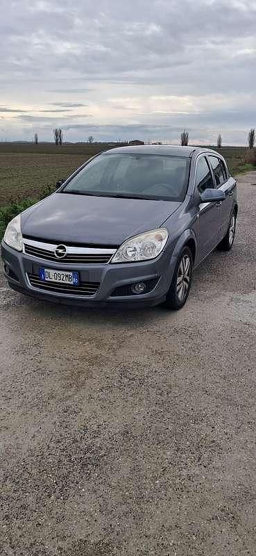 Usata 2007 Opel Astra GTC Enjoy Berlina | 2000 € (Buon prezzo) - Immagine 1/4