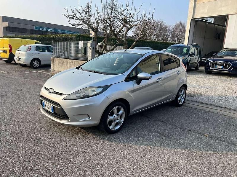 Usata Ford Fiesta Titanium 95 CV (69 kW) 2011 Argento Utilitaria