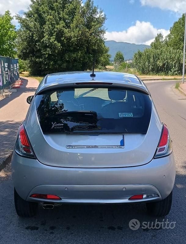 Usata Lancia Ypsilon 69 CV (50 kW) 2020 Grigio Utilitaria