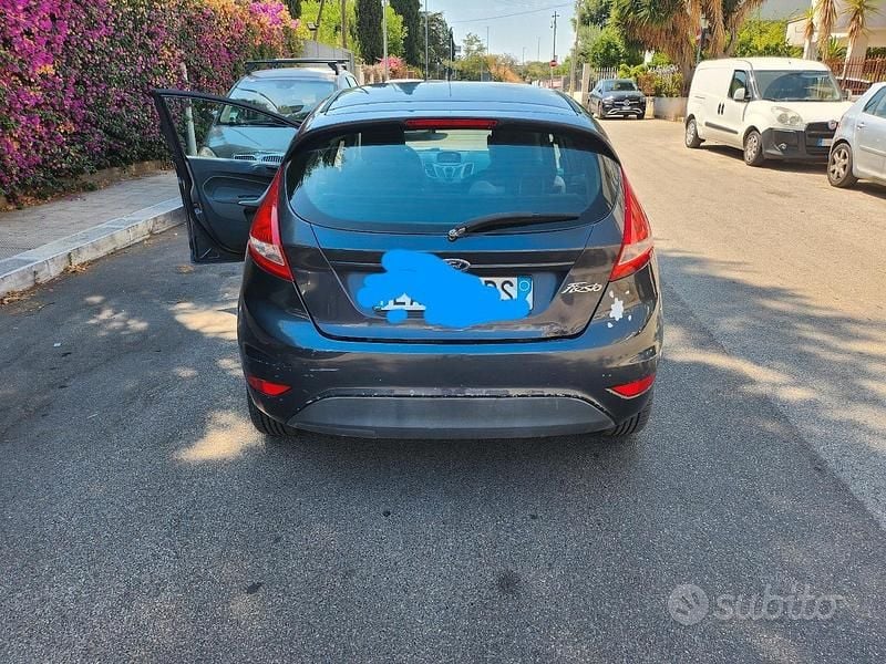 Usata Ford Fiesta 73 CV (53 kW) 2009 Grigio Utilitaria