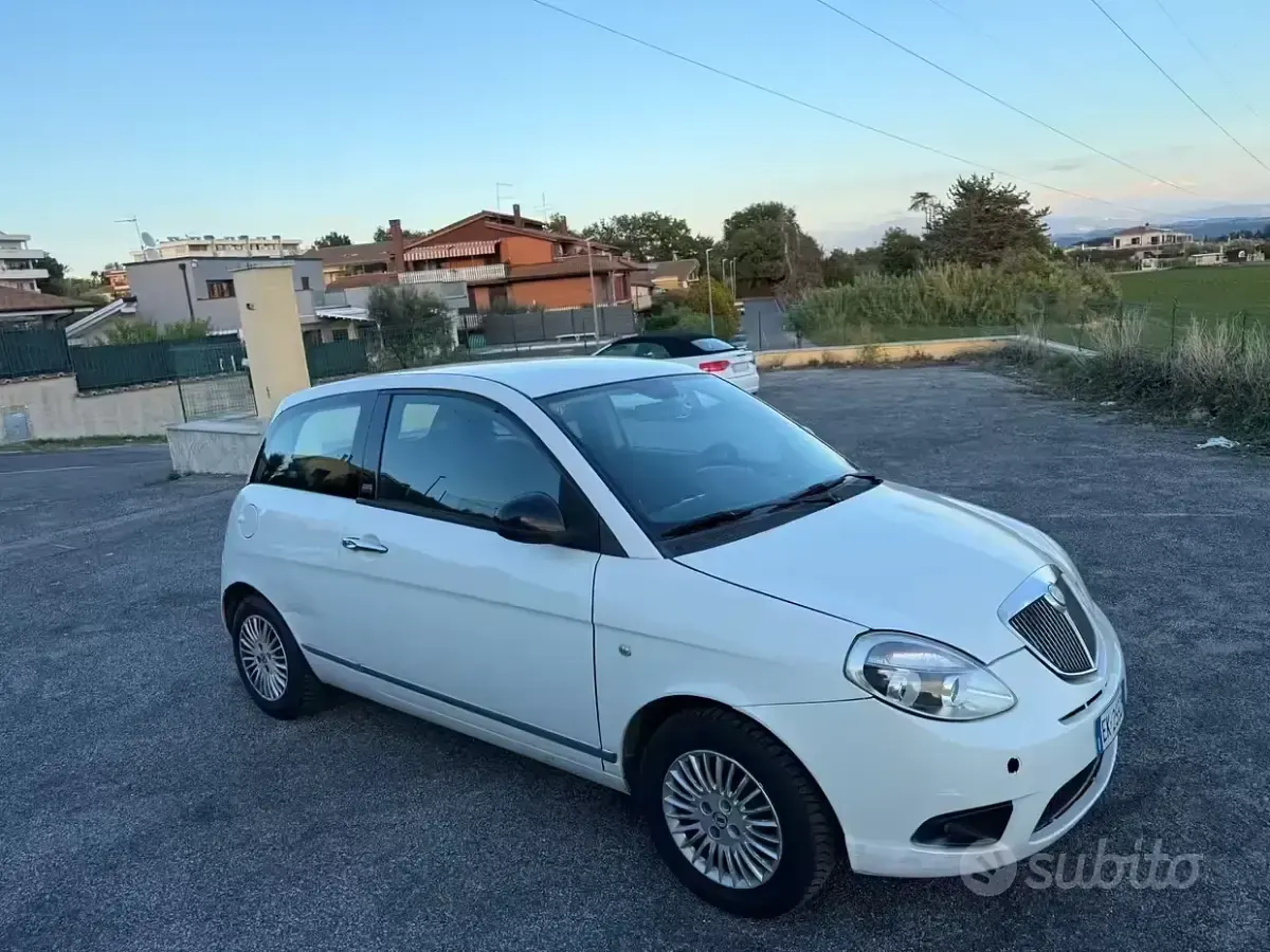 Usado Lancia Ypsilon Silver 69 HP (50 kW) 2012 Branco Citadino