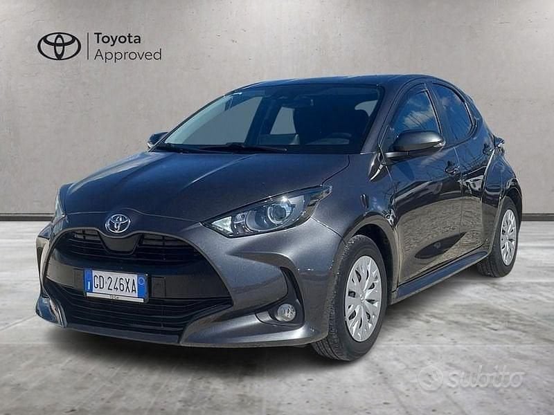 Usata Toyota Yaris Active 72 CV (52 kW) 2021 Grigio Utilitaria