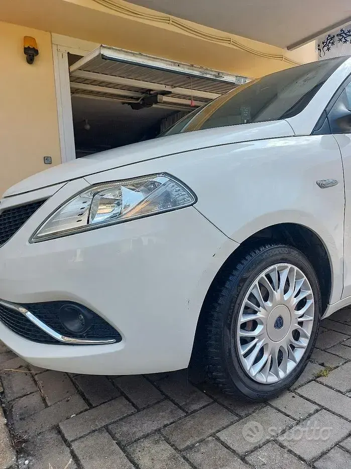 Usata Lancia Ypsilon 69 CV (50 kW) 2017 Bianco Utilitaria