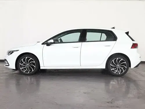 Usata VW Golf VIII Life 131 CV (96 kW) 2021 Deep black Berlina