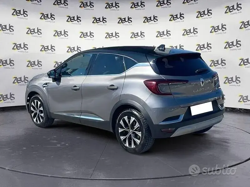 Usata Renault Captur 143 CV (105 kW) 2023 Grigio SUV