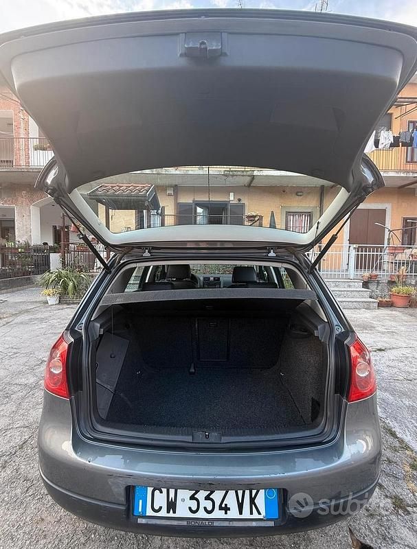 Usado VW Golf IV 100 CV (73 kW) 2005 Gris Utilitario