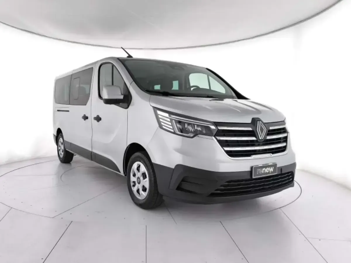 Usata Renault Trafic 150 CV (110 kW) 2024 Grigio magnete Monovolume