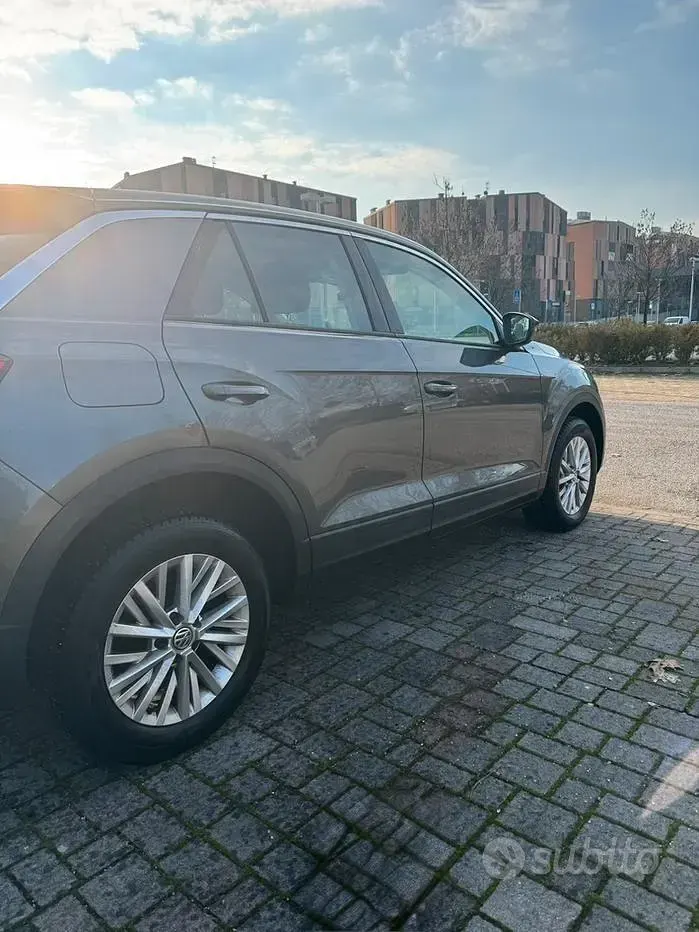 Usata VW T-Roc Business 116 CV (85 kW) 2019 Grigio SUV