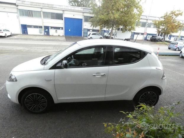 Usata Lancia Ypsilon Gold 69 CV (50 kW) 2021 Bianco pastello Utilitaria