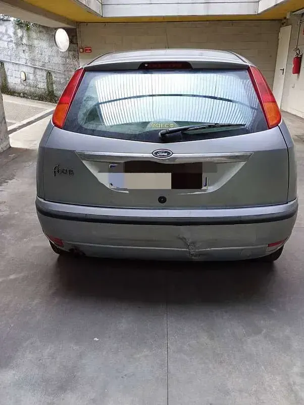 Usata Ford Focus Ghia 101 CV (74 kW) 2003 Grigio Berlina