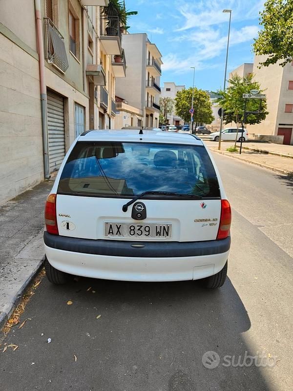 Usata Opel Corsa 58 CV (42 kW) 1997 Bianco Berlina