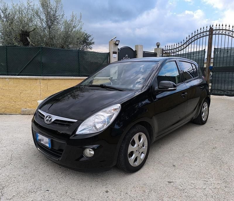 Usata Hyundai i20 Edition 78 CV (57 kW) 2012 Nero Utilitaria