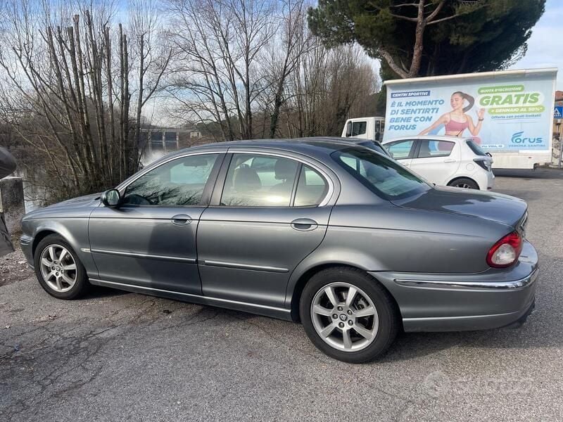 Usata Jaguar X-type 196 CV (144 kW) 2005 Grigio Berlina
