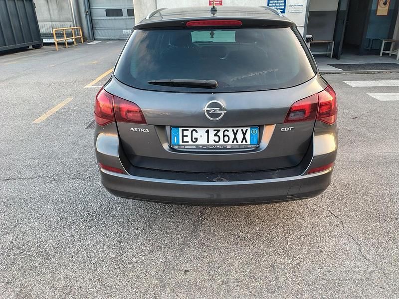 Usata Opel Astra 110 CV (80 kW) 2011 Grigio Berlina