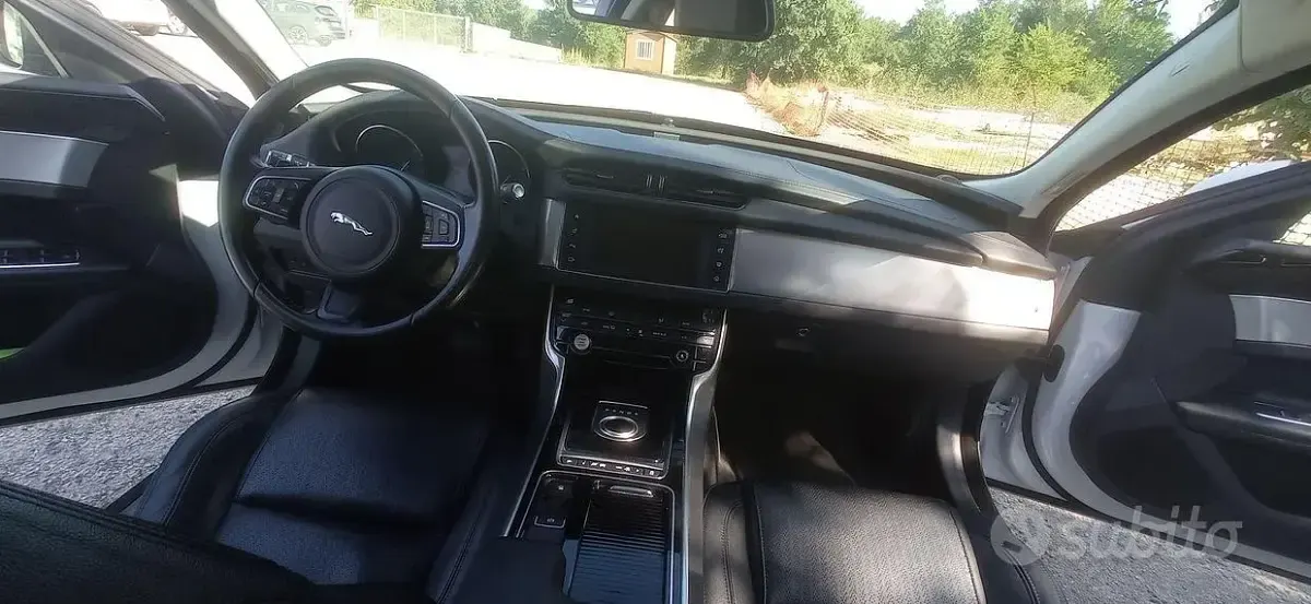 Usata Jaguar XF 300 CV (220 kW) 2015 Grigio Berlina