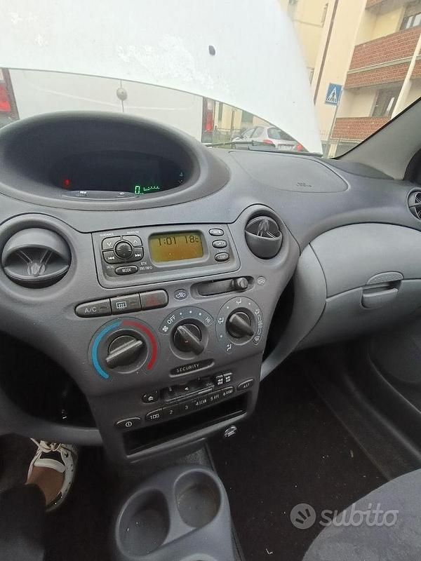 Usata Toyota Yaris Sol 68 CV (50 kW) 2001 Utilitaria