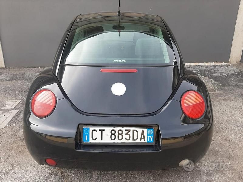Usata VW New Beetle 90 CV (66 kW) 2005 Nero Utilitaria